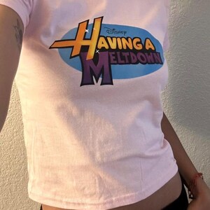 Een kernsmelting Y2K-baby-T-shirt | Sprankelend grafisch shirt | Coquette Pop Star Esthetisch T-shirt | Hot Mess schattig T-shirt | Op bestelling gemaakt