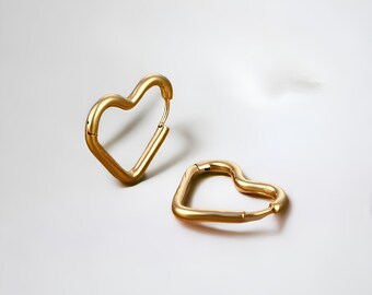 Boucles d'oreilles minimalistes en forme de coeur doré en acier inoxydable pour femme, créoles élégantes en or à breloques pour fille, cadeau audacieux pour boucles d'oreilles en or en forme de coeur