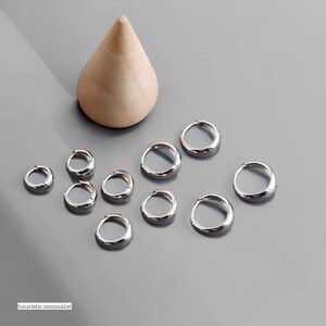 Pendientes de aro Huggie diminutos para mujer, pendientes de aro de oro pequeño para mujer, pendientes geométricos modernos de plata, regalo de pendientes minimalistas de aro pequeño imagen 6