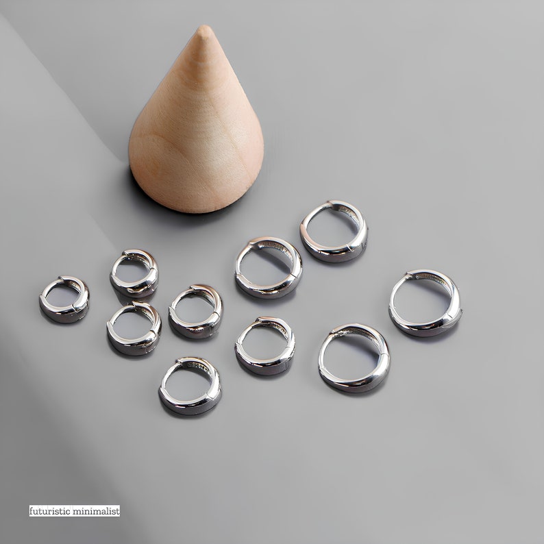 Pendientes de aro Huggie diminutos para mujer, pendientes de aro de oro pequeño para mujer, pendientes geométricos modernos de plata, regalo de pendientes minimalistas de aro pequeño imagen 6