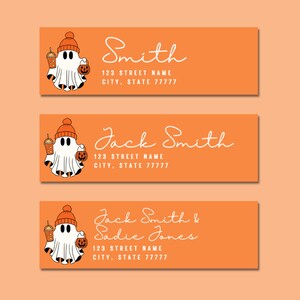Op de afbeelding: Drie oranje en witte adreslabels met een spookillustratie die een pompoen en een kopje koffie vasthoudt. De labels hebben de tekst "Smith", "Jack Smith" en "Jack Smith & Sadie Jones" met hun respectievelijke adressen.