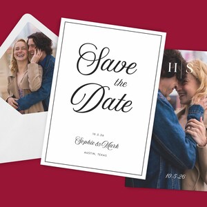 Puede incluir: Tarjeta de "Save the Date" con un diseño en blanco y negro. La tarjeta presenta una foto de una pareja y el texto "Save the Date" en una fuente cursiva. La fecha "10.5.26" y los nombres "Sophie & Mark" están impresos debajo del texto. La ubicación "Austin, Texas" está impresa debajo de los nombres.
