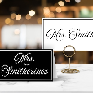 Modelo de cartões de lugar para casamento com nome de script minimalista EDITÁVEL, moderno, simples e elegante, plano e com tenda, para download para impressão, preto e branco