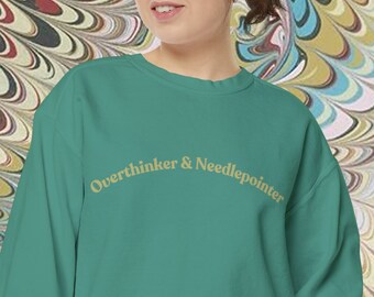 Overdenker & Needlepointer Sweatshirt | Comfort kleuren schattig sweatshirt, Needlepointer Gift, Needlepoint Gift, NDLPT