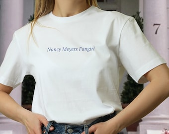 ナンシー・マイヤーズ ファンガール T シャツ | コンフォートカラーズ ガーメントダイ シャツ、ザ・ペアレント・トラップ T シャツ、ザ・ホリデー ムービー、ナンシー・マイヤーズ ムービー T シャツ
