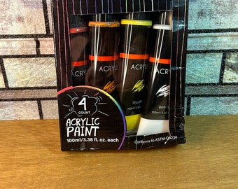 Könnte beinhalten: Ein Set mit vier 100 ml Acrylfarbtuben in Gelb, Weiß, Rot und Schwarz. Die Tuben sind mit "Acrylfarbe" und "Entspricht ASTM-D4236" beschriftet.