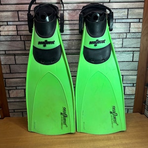SeaQuest ACCELERATOR Dive Scuba Snorkel Swim Fins Flippers Medium w Booties, Free QuikShip