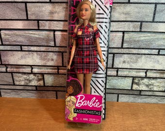 Muñeca Barbie Fashionistas n.° 113, rubia, con un conjunto de una pieza a cuadros rojos con la palabra "Amor".