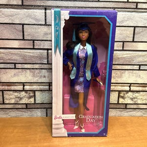 &quot;Barbie Signature &quot;&quot;Gradation Day&quot;&quot; Figur schwarz braun mit Ständer, täglich kostenloser Versand!&quot;