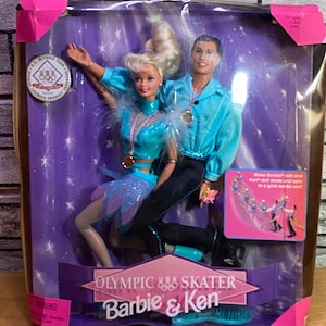 Pareja de Ken y Barbie patinadores