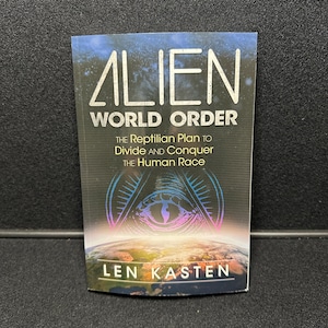 Op de afbeelding: Een boek getiteld "ALIEN WORLD ORDER" van Len Kasten. De omslag toont de titel in witte letters op een donkere achtergrond, met de ondertitel "The Reptilian Plan to Divide and Conquer the Human Race". Het toont een afbeelding van de aarde.