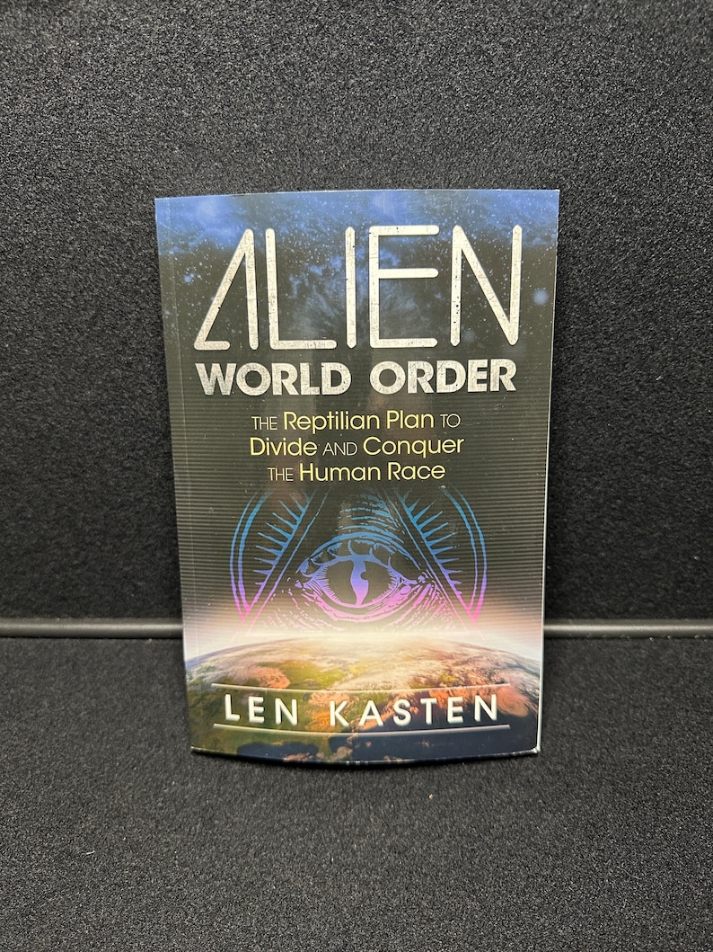 Op de afbeelding: Een boek getiteld "ALIEN WORLD ORDER" van Len Kasten. De omslag toont de titel in witte letters op een donkere achtergrond, met de ondertitel "The Reptilian Plan to Divide and Conquer the Human Race". Het toont een afbeelding van de aarde.