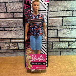 Barbie Blond Ken Docka - Fashionistas #118 Kamouflage Skjorta med Blå Shorts
