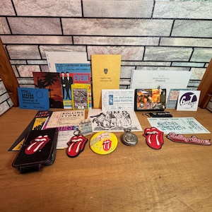Kit de fan de los Rolling Stones, lote de souvenirs, reloj de bolsillo, billetera, llavero, pines, talones de boletos, parches, envíos diarios asegurados por USPS