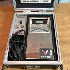 Registratore di voltmetro e amperometro AC Amprobe vintage, accessorio di Halloween