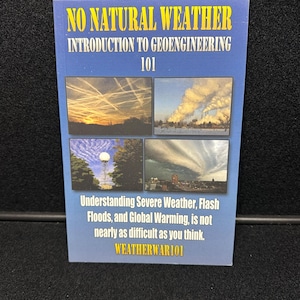 Puede incluir: Una portada de libro azul y amarilla con el título "NO NATURAL WEATHER" y el subtítulo "INTRODUCTION TO GEOENGINEERING 101". La portada presenta cuatro imágenes de diferentes tipos de nubes y el texto "Understanding Severe Weather, Flash Floods, and Global Warming, is not nearly as difficult as you think. WEATHERWARI01".
