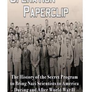 以下が含まれることがあります： 「Operation Paperclip」の書籍カバー。スーツ姿の男性たちのモノクロ写真が使われています。タイトルが大きく表示され、その下に本のテーマと出版社名が記載されています。