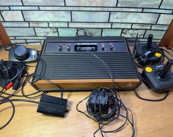 Atari 2600 4 Switch コンソール LOT（パドルとジョイスティック付き）