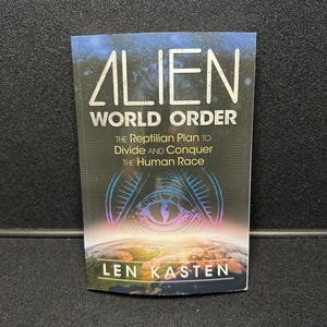 Op de afbeelding: Een boek getiteld "ALIEN WORLD ORDER" van Len Kasten. De omslag toont de tekst "The Reptilian Plan to Divide and Conquer the Human Race". Het ontwerp bevat een gestileerd oog in een driehoek, tegen een donkere achtergrond met een afbeelding van de aarde.