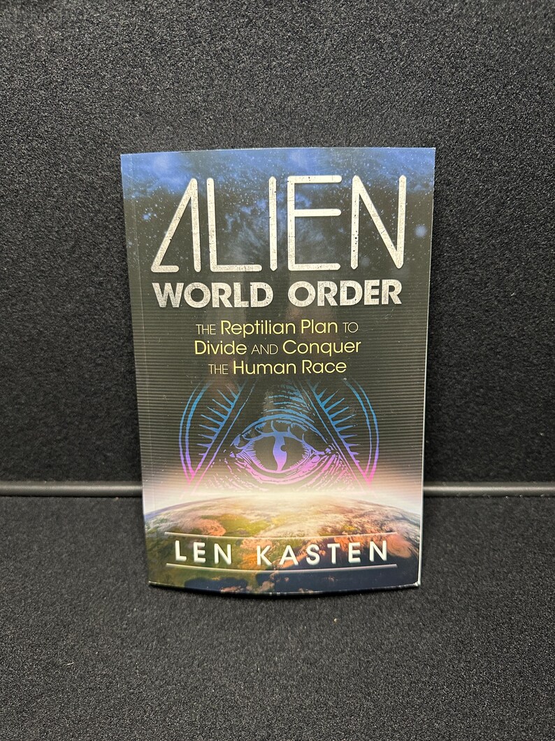 Op de afbeelding: Een boek getiteld "ALIEN WORLD ORDER" van Len Kasten. De omslag toont de tekst "The Reptilian Plan to Divide and Conquer the Human Race". Het ontwerp bevat een gestileerd oog in een driehoek, tegen een donkere achtergrond met een afbeelding van de aarde.