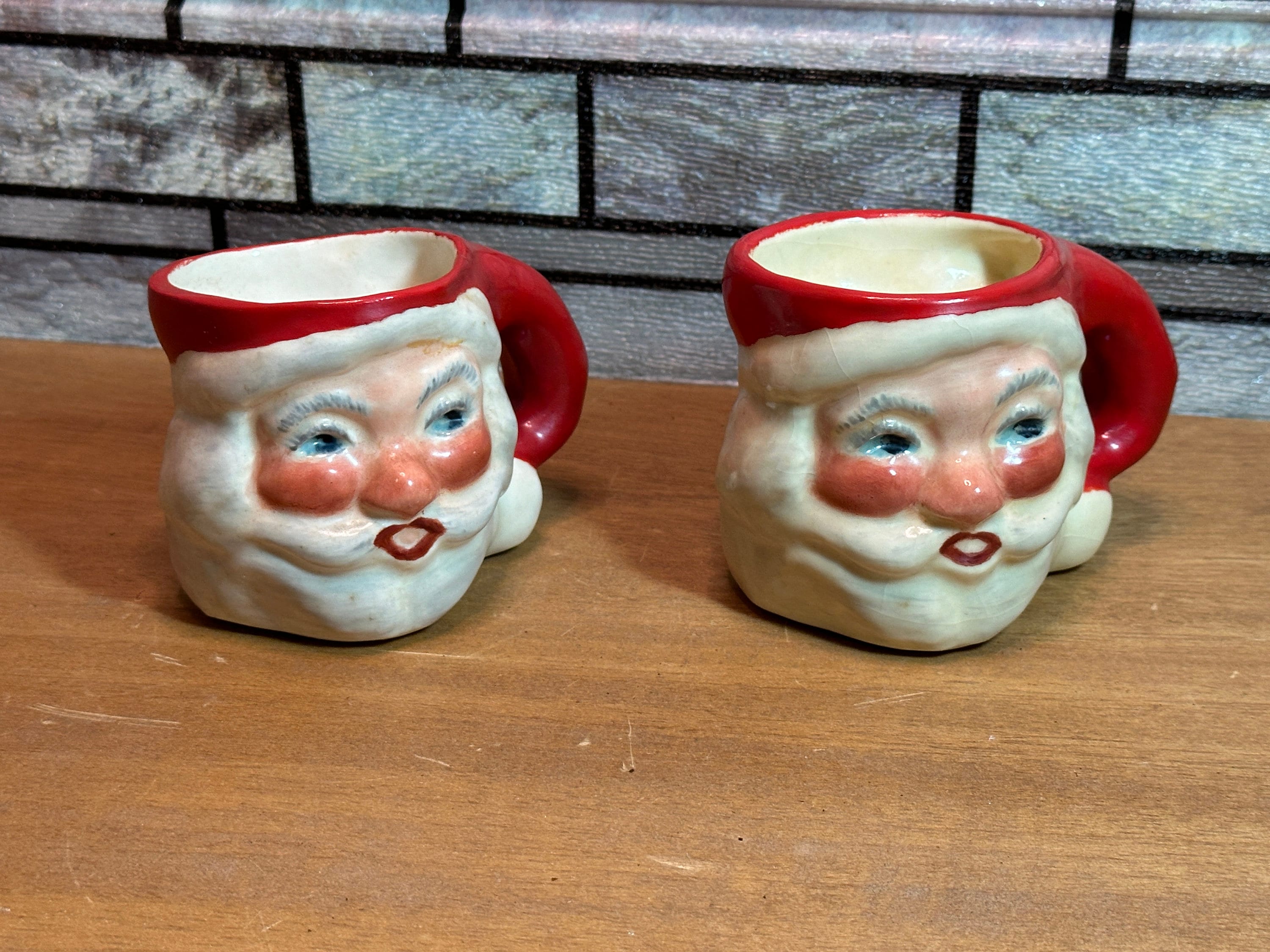 手作り陶器製サンタマグカップ：1950年代のクリスマスコーヒーカップ