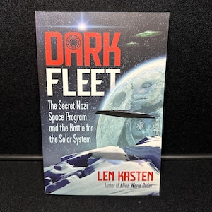 Puede incluir: Portada de libro con un título rojo "DARK FLEET" y el subtítulo "The Secret Nazi Space Program and the Battle for the Solar System". La portada presenta una nave espacial volando sobre un planeta con una superficie blanca y nevada.