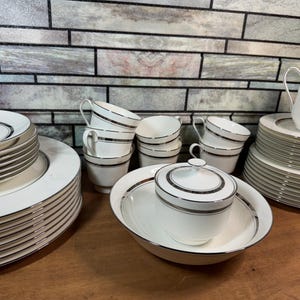 Mikasa Bennington Narumi 1505 Dinnerware Set 41 Pieces Fine Bone China