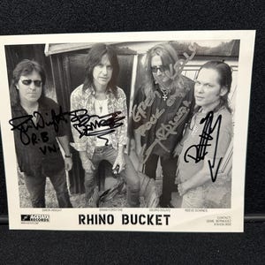 Tarjeta de evento con foto de 8" x 10" firmada y autografiada por RHINO BUCKET Rock Band. Envío diario asegurado gratuito.