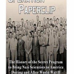 Op de afbeelding: Boekomslag met de titel "OPERATION PAPERCLIP" in grote, vette letters. Onder de titel staat een zwart-witfoto van een groep mannen in pakken. De tekst eronder luidt "The History of the Secret Program to Bring Nazi Scientists to America During and After World War II" en "Charles River Editors."