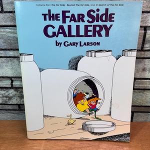 Op de afbeelding: Een paperbackboek getiteld The Far Side Gallery door Gary Larson. De lichtblauwe kaft bevat een cartoonillustratie van verschillende dieren die uit grote witte potten komen, met de tekst Cartoons from The Far Side, Beyond The Far Side, and In Search of The Far Side bovenaan gedrukt.
