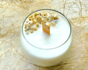Soy Wax Scented Candle Bring the Elegance and Peace of Nature into Your Home 8 oz Decorated with White and Daisy Flowers
