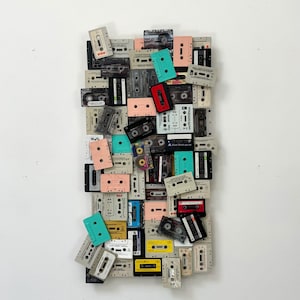 Série Stereoty[a]pes (2024) #22 Arte de parede com mídia mista Arte decorativa Fitas cassete anos 80 e 90 33" x 18"