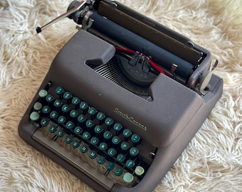 1950s Smith Corona Clipper Portable Typewriter in Working Condition With Case