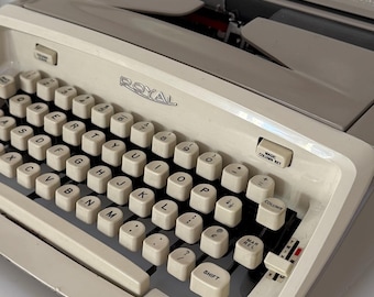 Retro Royal Safari Portable Typewriter w Case