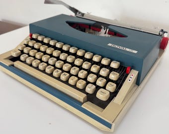 VINTAGE 1972 Royal Sprite Typewriter Made in Japan- WORKS!