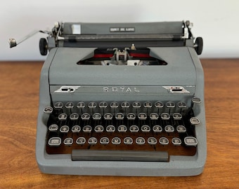 1952 Royal Quiet Deluxe with Russian keyboard and Case