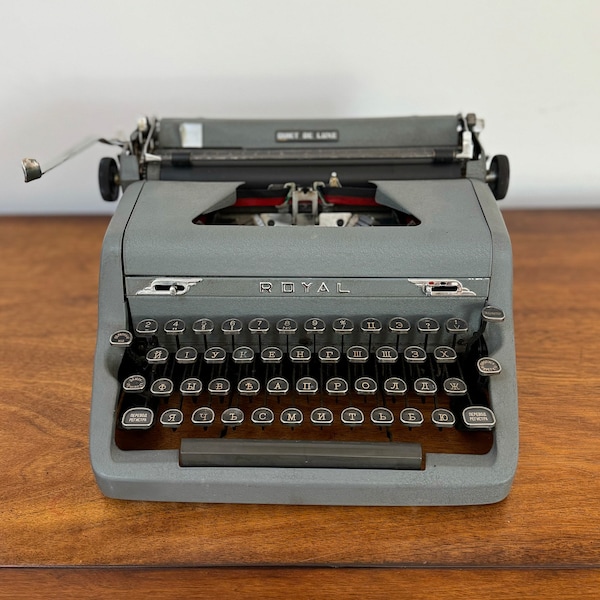 1952 Royal Quiet Deluxe with Russian keyboard and Case