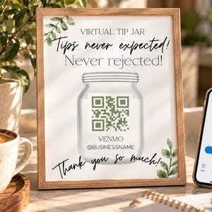 Könnte beinhalten: Ein rechteckiger Holzrahmen mit einem Schild, auf dem VIRTUAL TIP JAR, Tips never expected! Never rejected! und Thank you so much! steht. Das Schild zeigt eine Grafik eines Einmachglases mit einem QR-Code und dem Text VENMO @BUSINESSNAME.