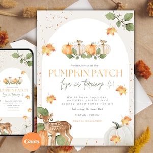Puede incluir: Una invitación digital para una fiesta de cumpleaños número 4 en un huerto de calabazas. La invitación presenta una ilustración de acuarela de calabazas, hojas de otoño y un ciervo. El texto dice "¡Por favor, únase a nosotros en el huerto de calabazas Lya está cumpliendo 4!" e incluye detalles sobre la fiesta, como la fecha, la hora y la información de RSVP.