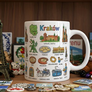 Pode incluir: Caneca de cerâmica branca com uma ilustração colorida de marcos e comida de Cracóvia, Polônia. A caneca apresenta um mapa da Polônia, o Castelo de Wawel, a Igreja de Santa Maria, o Dragão de Wawel, pierogi, a Praça do Mercado, um pretzel, uma salsicha polonesa tradicional, um passeio de carruagem e um bonde. A caneca também inclui o texto "Kraków" em uma fonte vermelha e branca.