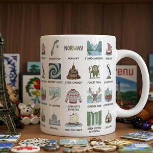 Peut inclure: Un mug en céramique blanc orné d'illustrations colorées et du mot "NORWAY". Le mug présente divers monuments et symboles culturels norvégiens, notamment une carte, un paysage de fjord, une église en bois et un motif de pull traditionnel. Le mug a une grande anse incurvée.