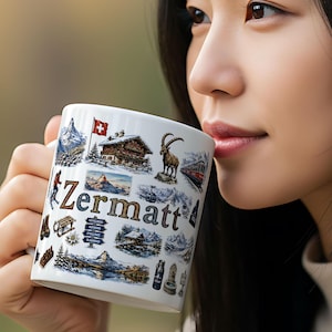 Pode incluir: Caneca de cerâmica branca com ilustrações de Zermatt, Suíça, incluindo o Matterhorn, uma bandeira suíça e um íbex. A caneca tem uma variedade de imagens e a palavra "Zermatt" impressa.