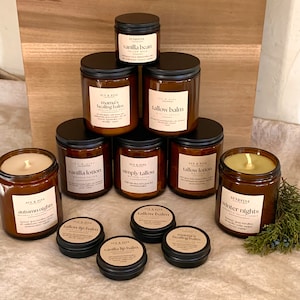 Puede incluir: Surtido de tarros de velas de vidrio &aacute;mbar y latas de metal con etiquetas para varios aromas, que incluyen "vainilla", "b&aacute;lsamo de sebo", "b&aacute;lsamo curativo de mam&aacute;", "sebo simple", "loci&oacute;n de sebo", "noches de oto&ntilde;o", "noches de invierno" y "loci&oacute;n de vainilla".