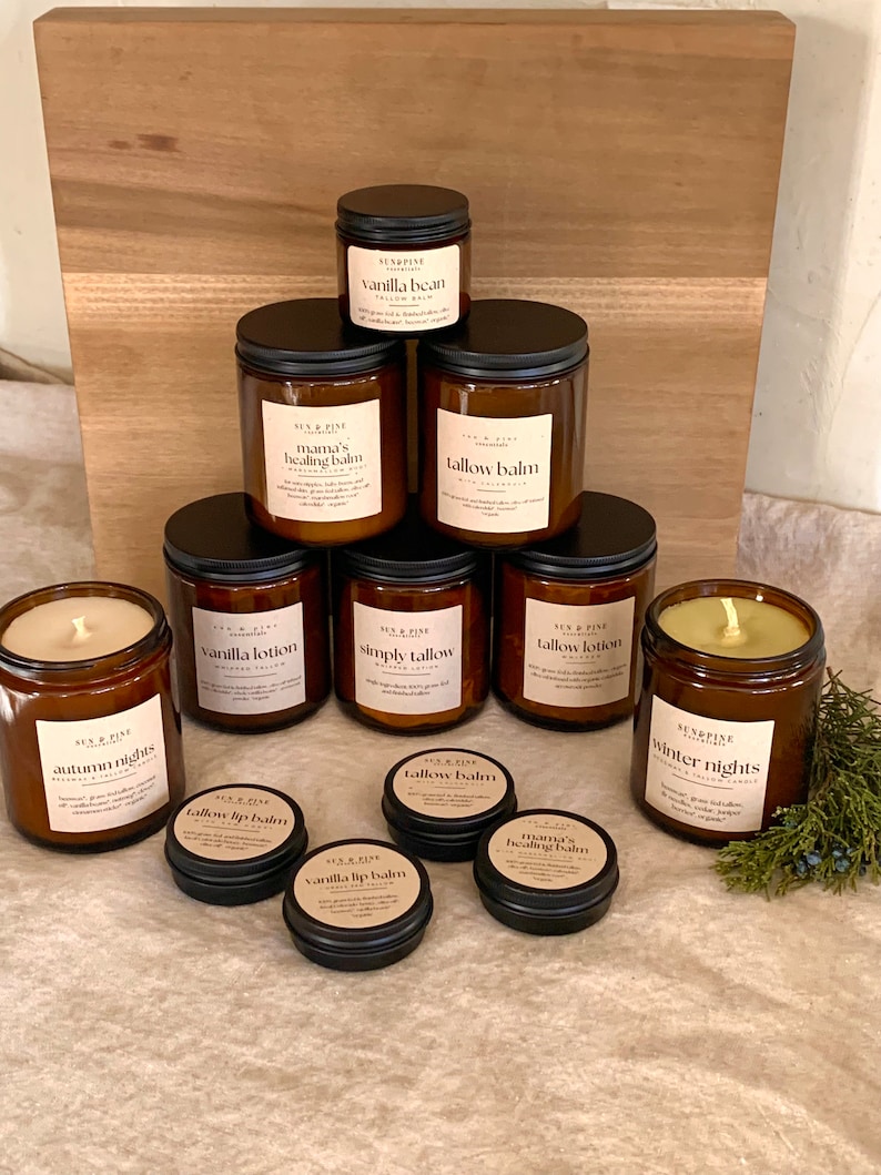 Puede incluir: Surtido de tarros de velas de vidrio &aacute;mbar y latas de metal con etiquetas para varios aromas, que incluyen "vainilla", "b&aacute;lsamo de sebo", "b&aacute;lsamo curativo de mam&aacute;", "sebo simple", "loci&oacute;n de sebo", "noches de oto&ntilde;o", "noches de invierno" y "loci&oacute;n de vainilla".