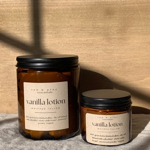Puede incluir: Dos frascos de vidrio &aacute;mbar con tapas negras que contienen loci&oacute;n de vainilla. Las etiquetas dicen "sun & pine essentials vanilla lotion whipped tallow". El frasco m&aacute;s grande tiene el texto "100% sebo de res alimentado con pasto y terminado, aceite de oliva infundido con cal&eacute;ndula, granos de vainilla enteros, polvo de ra&iacute;z de flecha, "org&aacute;nico". El frasco m&aacute;s peque&ntilde;o tiene el texto "100% sebo de res alimentado con pasto y terminado, aceite de oliva infundido con cal&eacute;ndula, granos de vainilla enteros, polvo de ra&iacute;z de flecha, "org&aacute;nico".