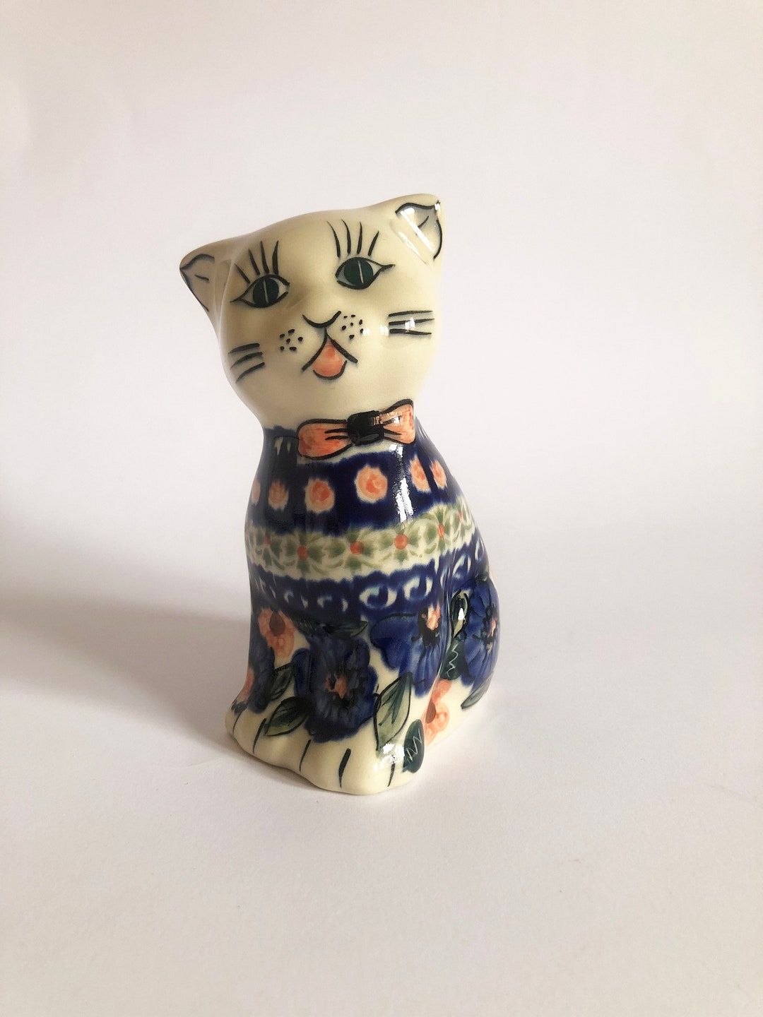 手描きの陶器の猫の置物 あなたの空間に気まぐれな優雅さを