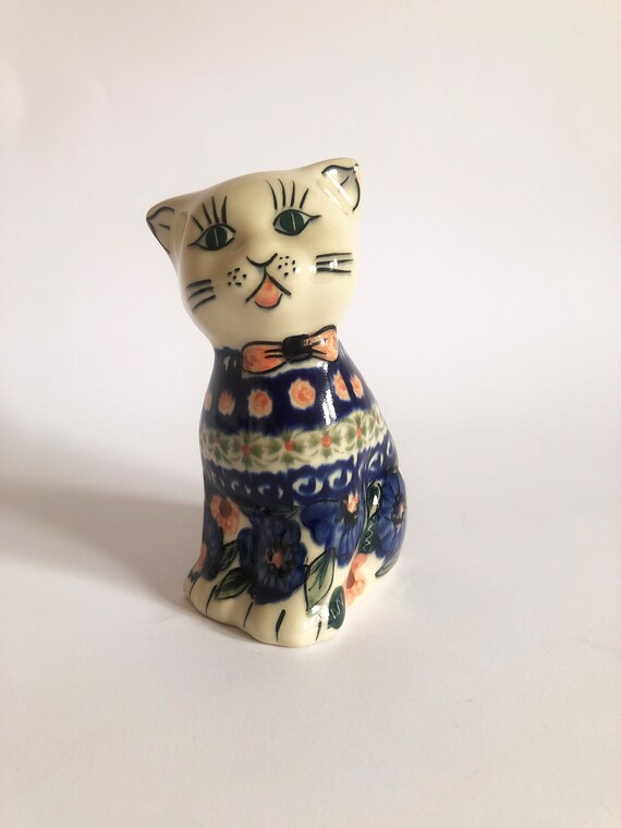 手描きの陶器の猫の置物 - あなたの空間に気まぐれな優雅さを