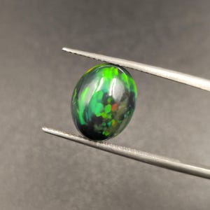 Cabujón de ópalo ovalado de 10×13 mm, ópalo negro de fuego, 4 quilates.