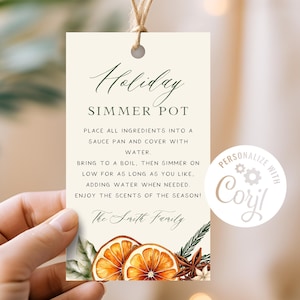 Peut inclure: Une étiquette imprimable avec un design festif d'orange et d'épices. Le texte indique "Holiday Simmer Pot" et comprend des instructions pour faire un pot mijoté. L'étiquette est personnalisée avec le texte "Coryl".