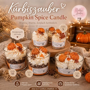Könnte beinhalten: Fünf Glaskerzen mit der Aufschrift Kürbiszauber Pumpkin Spice Candle in den Größen S, M, L und XL. Jede Kerze hat eine Basis aus orangefarbenem Wachs, eine Schicht braune Krümel und ein weißes Wachs-Topping, verziert mit kleinen Kürbissen.